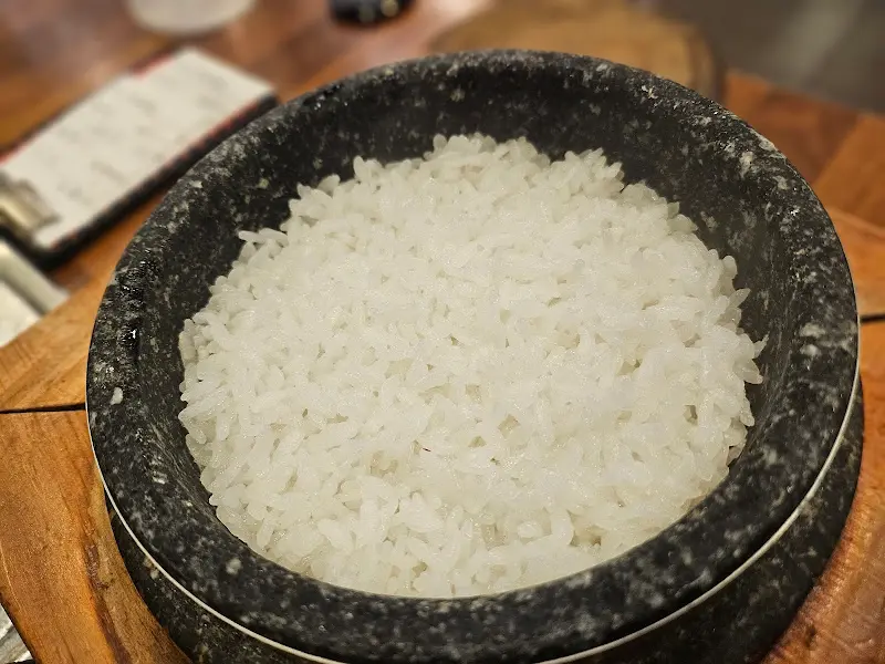 윤기가 흐르는 돌솥밥