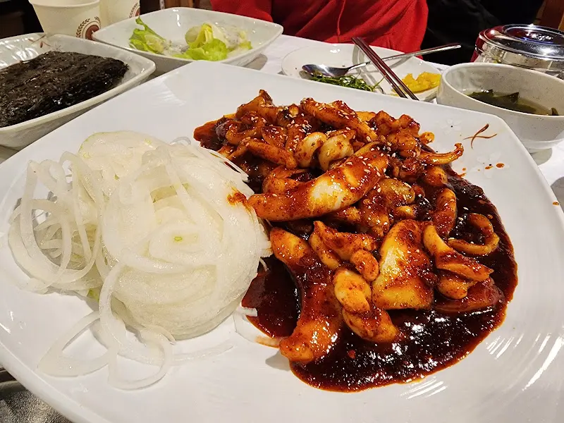 매콤한 양념에 버무려진 갑오징어볶음