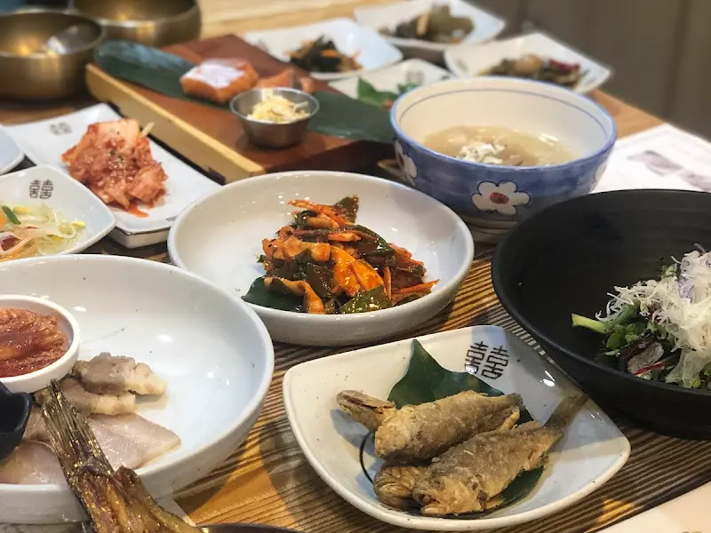 한 상 가득 차려진 반찬들