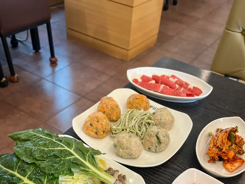 만두와 야채, 고기가 담긴 접시