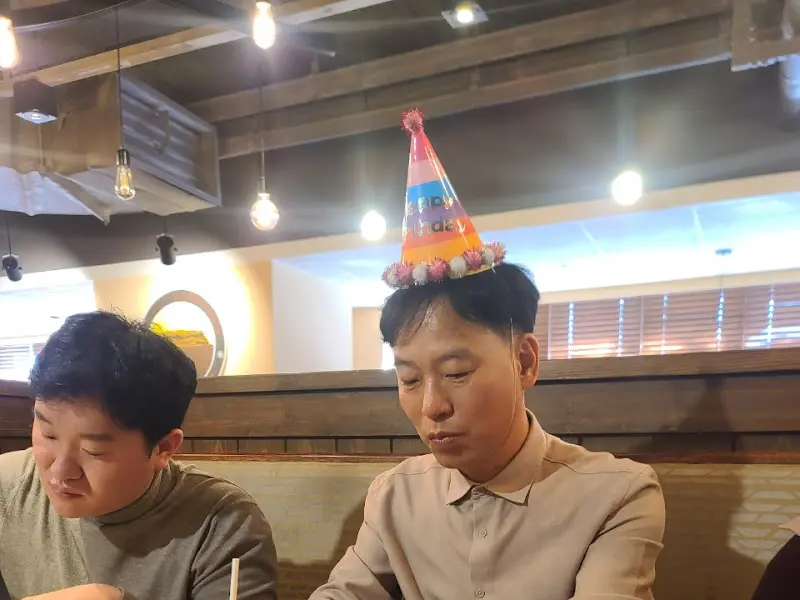 생일 파티를 즐기는 모습