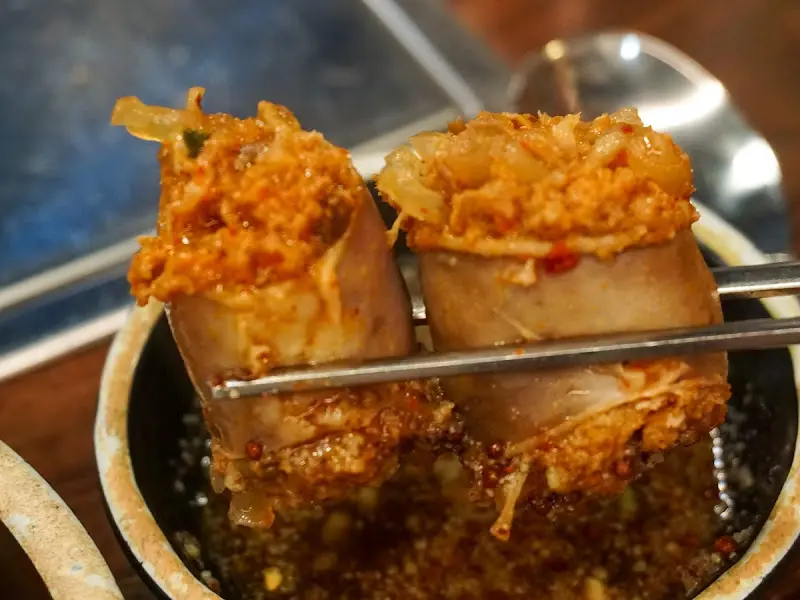 젓가락으로 집은 순대