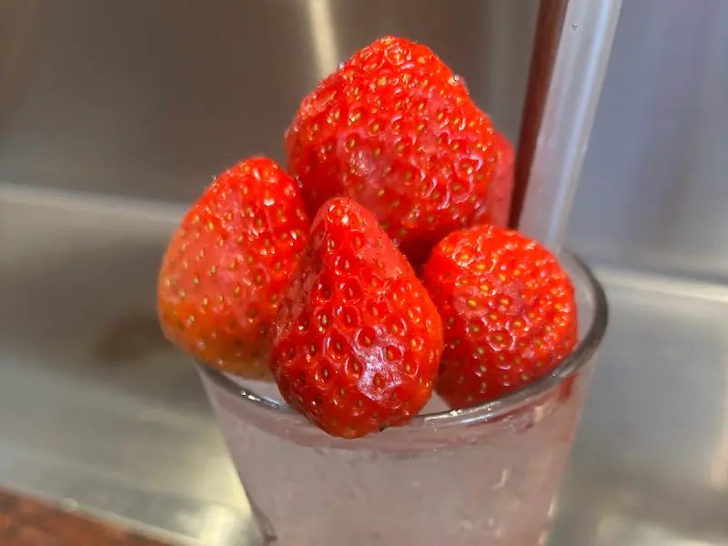 딸기가 올라간 음료