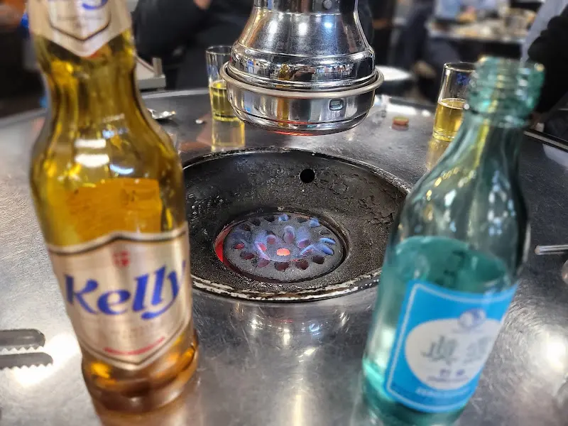 테이블 위에 놓인 맥주병과 소주병이 식욕을 돋운다.