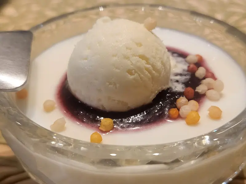 뽀얀 빛깔의 디저트