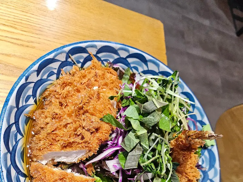 신선한 야채가 듬뿍 올라간 냉라멘