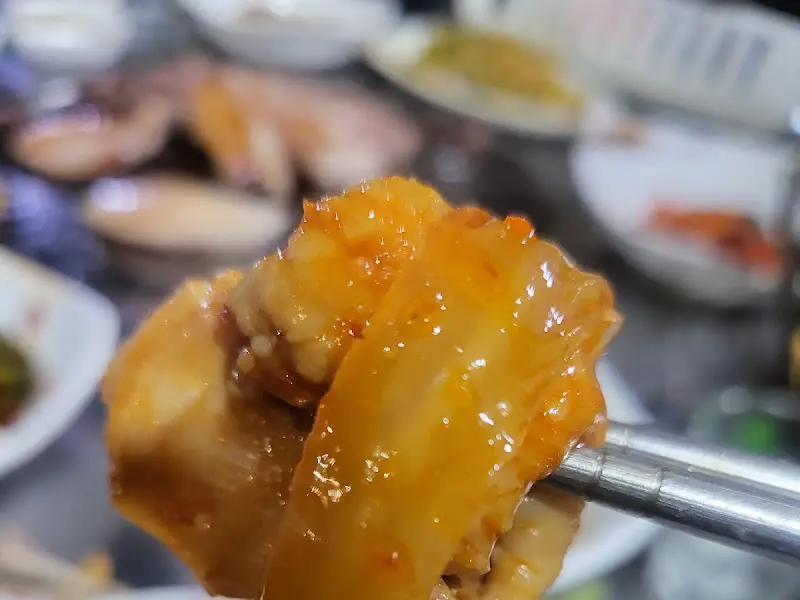 맛있게 양념된 고기