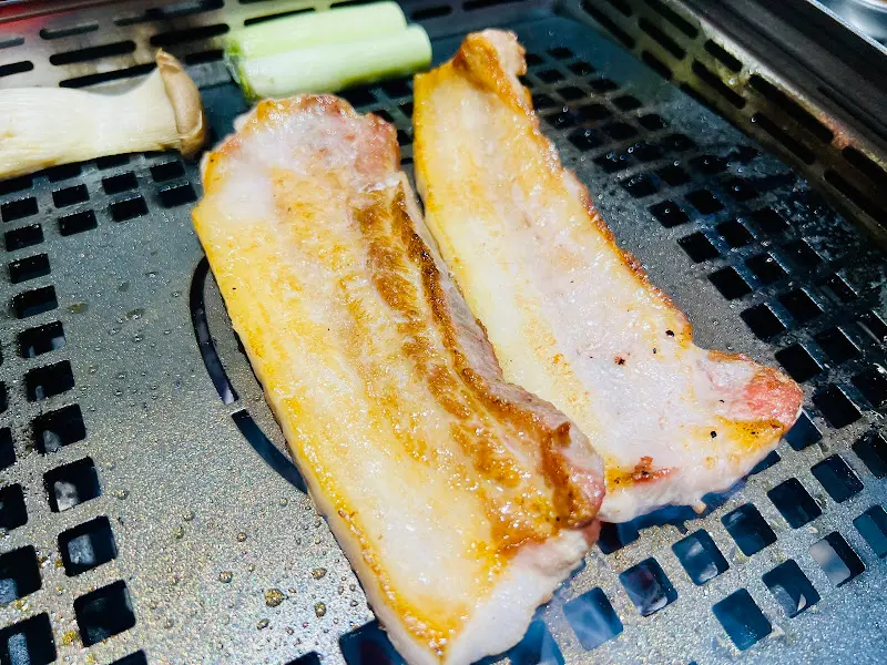 노릇하게 구워진 삼겹살