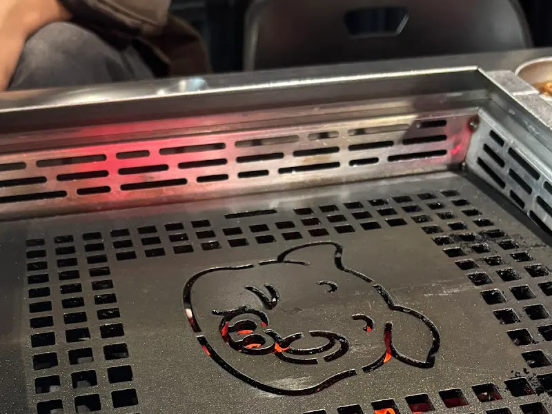 돼지 캐릭터가 새겨진 불판