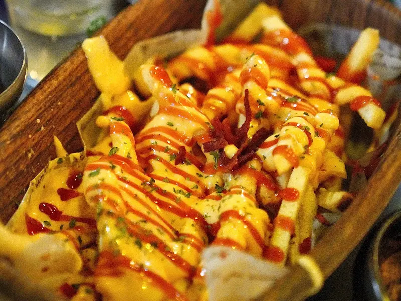 매콤달콤한 소스가 듬뿍 뿌려진 감자튀김