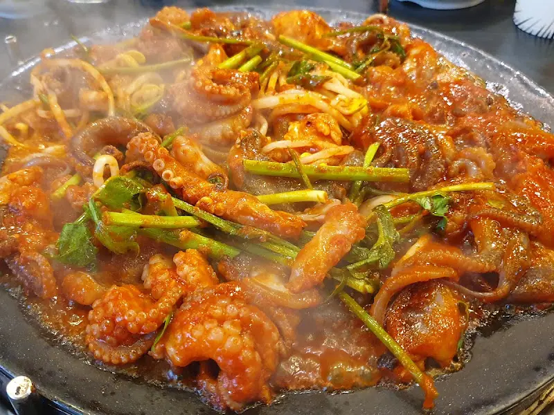 불판 위에서 익어가는 쭈꾸미의 모습