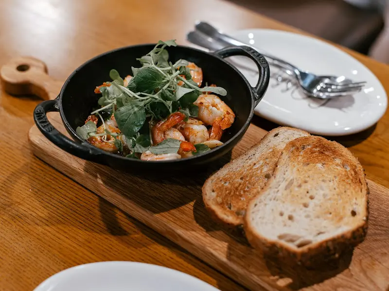 나무 도마 위에 놓인 작은 냄비