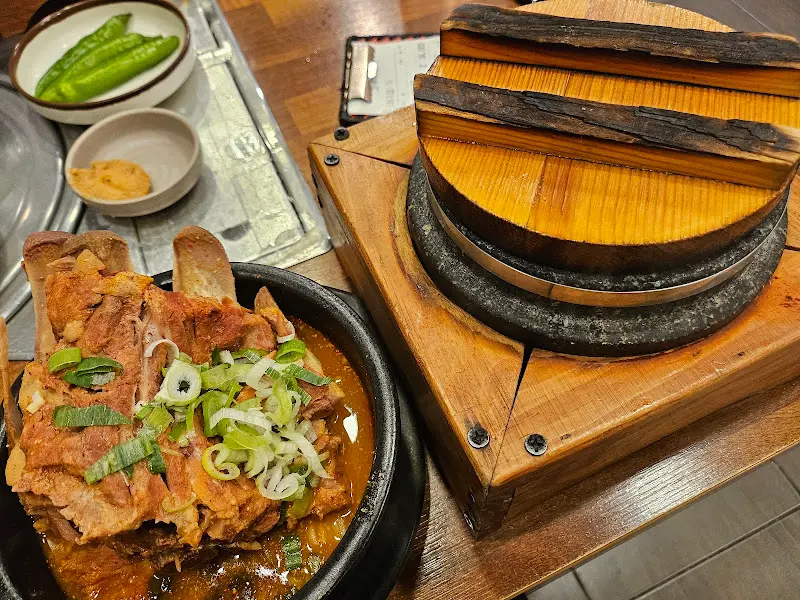 푸짐한 뼈해장국과 돌솥밥