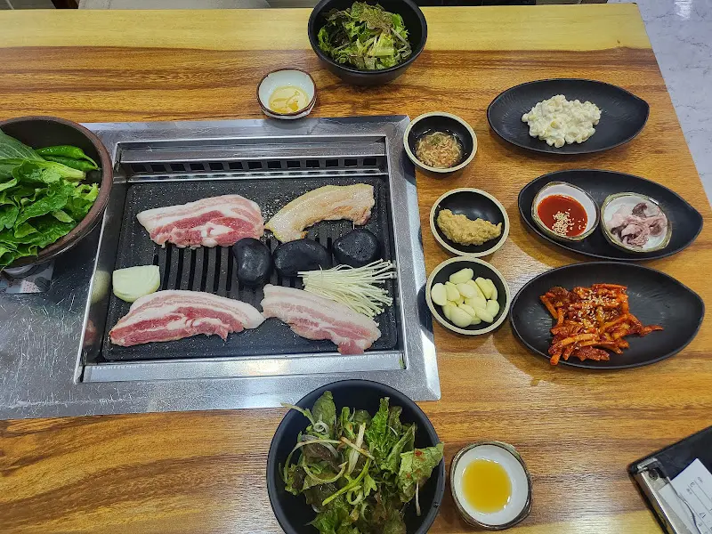 숯불 위에서 맛있게 익어가는 삼겹살