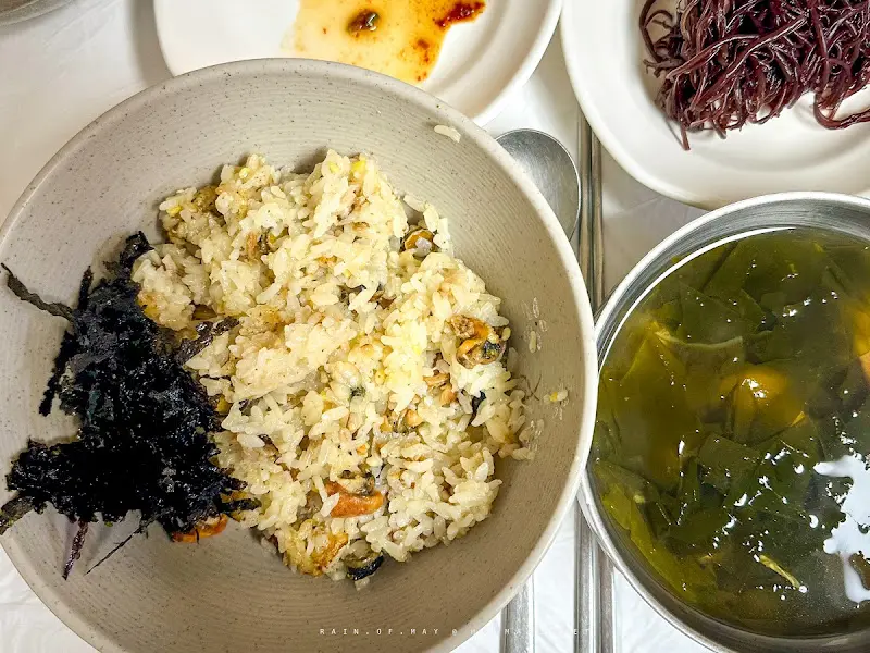 따개비밥과 미역국의 조화