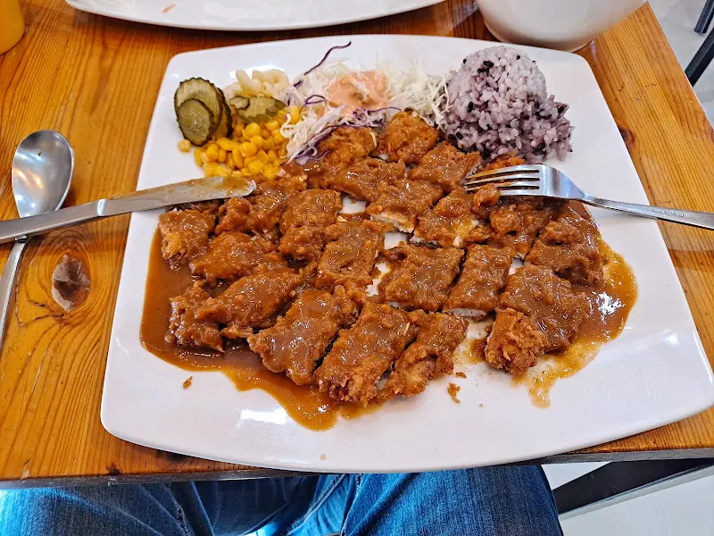 먹기 좋게 잘린 왕돈까스