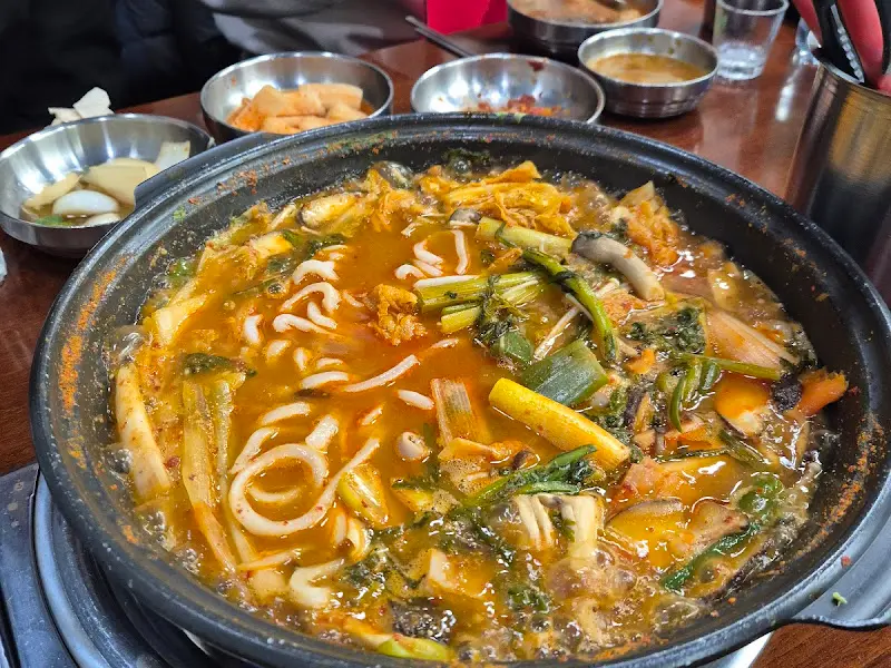 우동 사리가 추가된 곱창전골