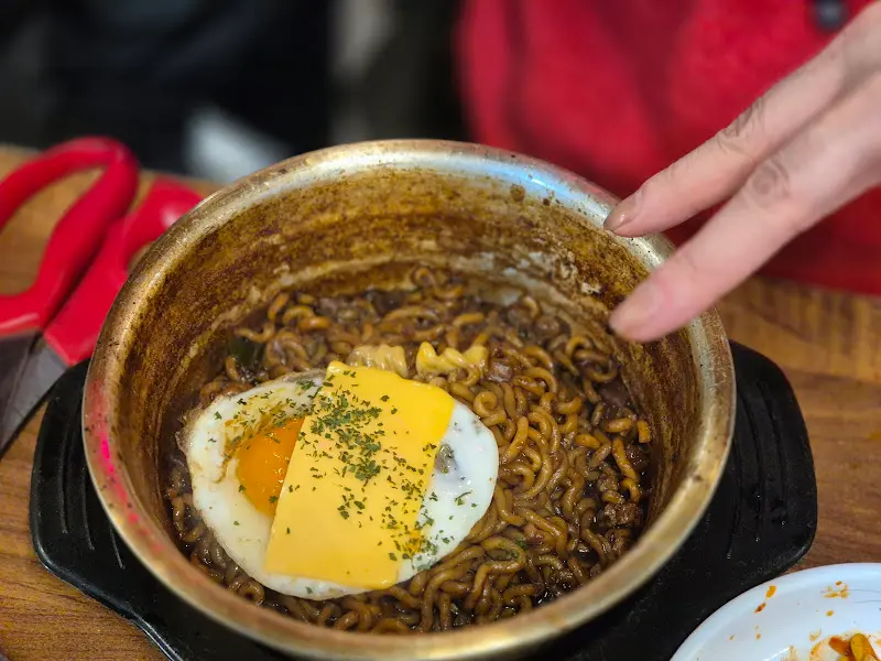 짜장라면에 계란과 치즈를 얹은 짜계치
