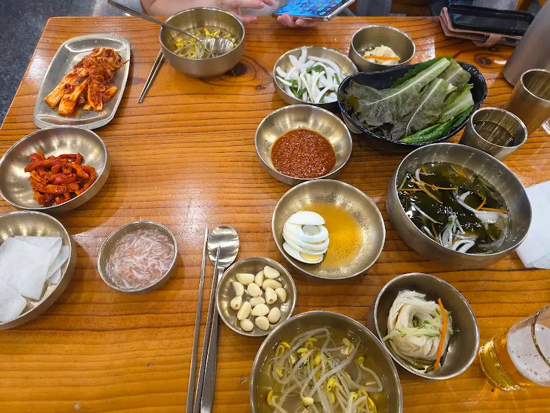 다양한 곁들임 메뉴가 가득한 테이블