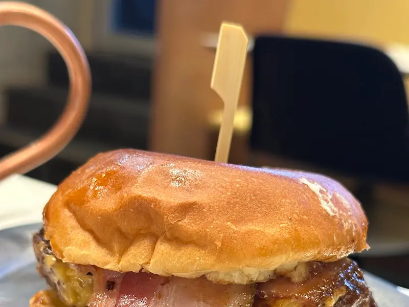 나무 꼬챙이가 꽂혀있는 햄버거