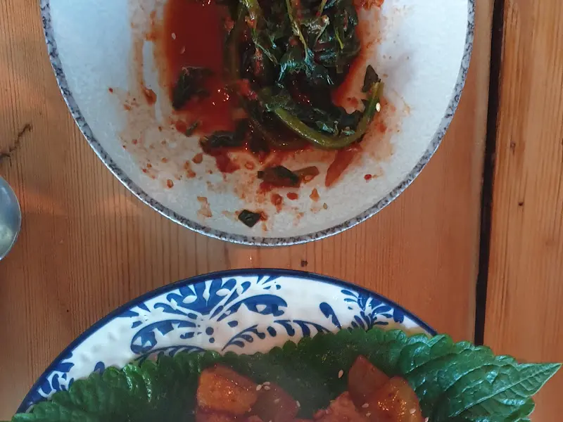 정갈하게 담겨 나온 반찬