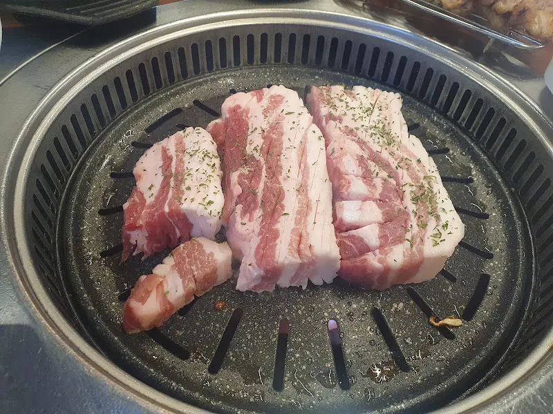 불판 위에 올려진 삼겹살