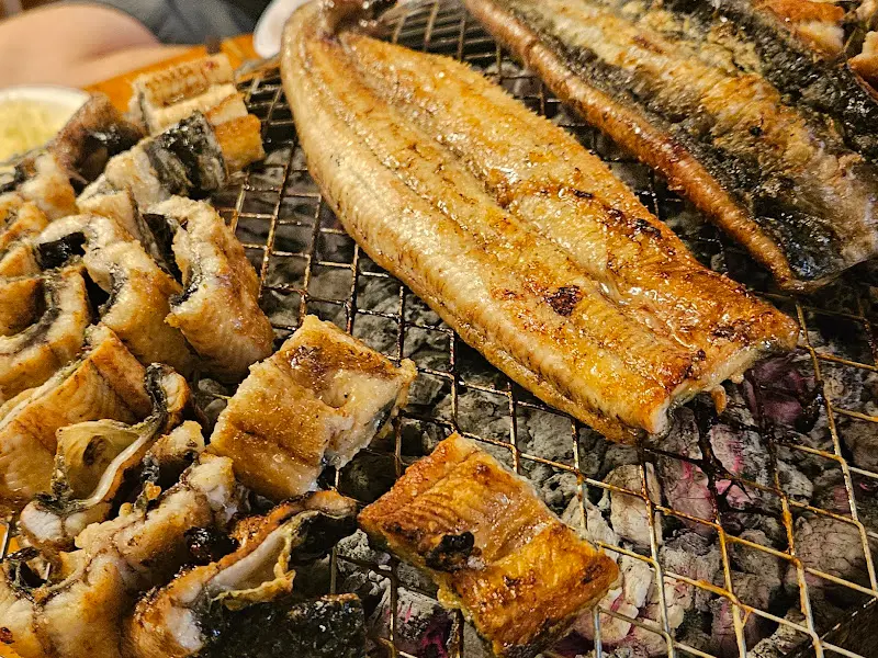 노릇하게 구워진 장어구이 조각들