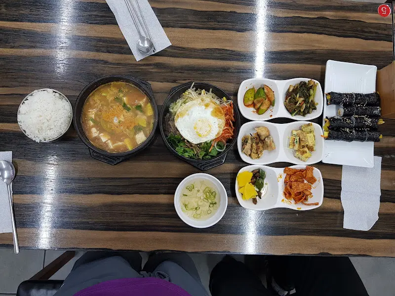 상다리가 휘어지게 차려진 푸짐한 한 상 차림