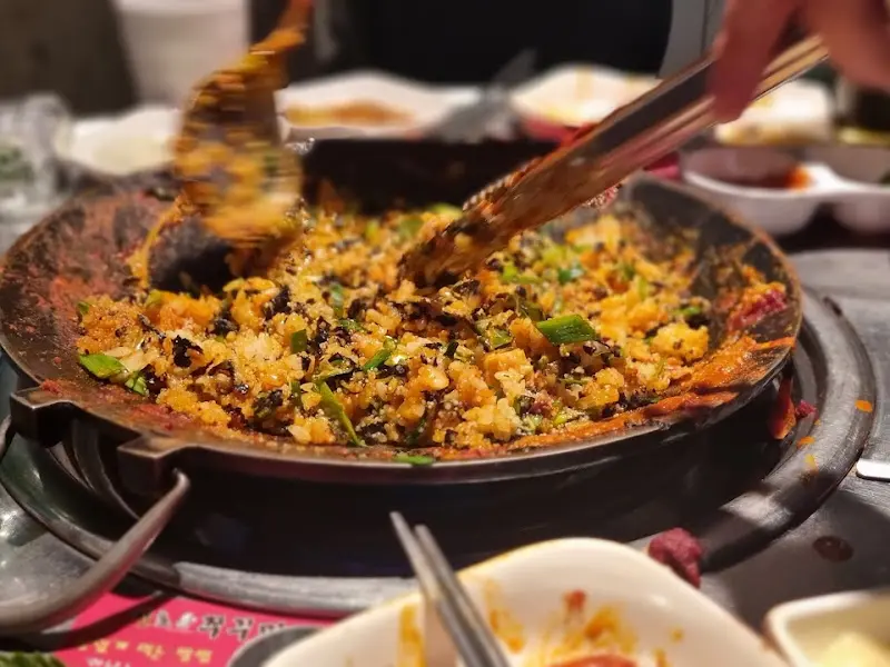 볶음밥을 만드는 모습