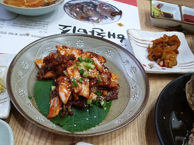 매콤한 양념에 버무려진 신선한 해산물