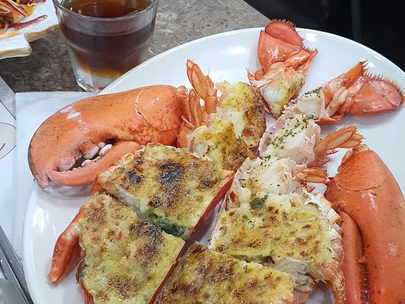 랍스터와 시원한 음료의 조화