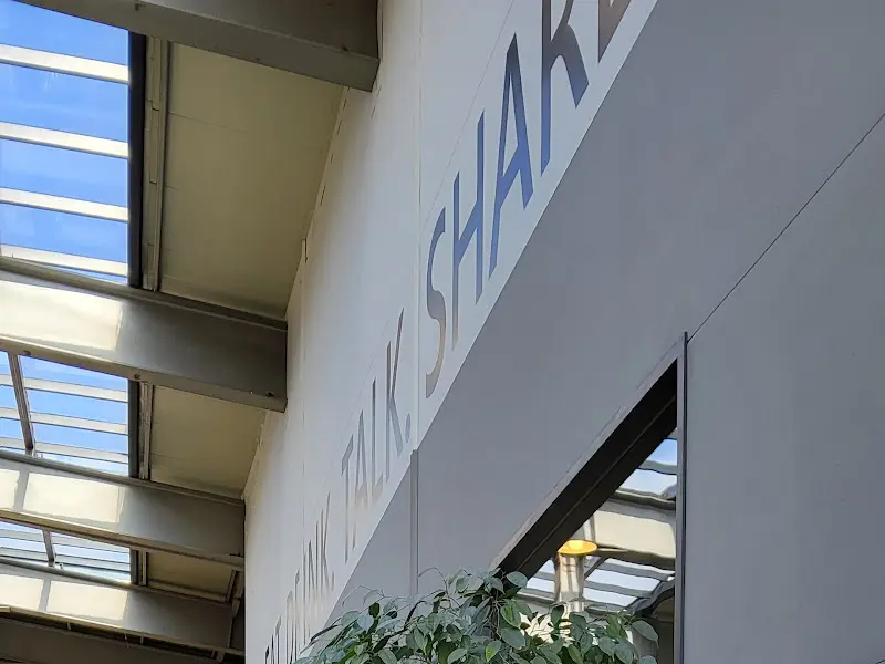 카페 건물에 적힌 문구