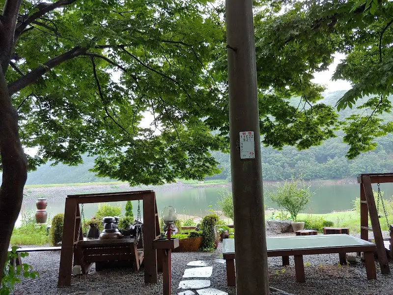 저수지 풍경이 보이는 식당 외부 정원