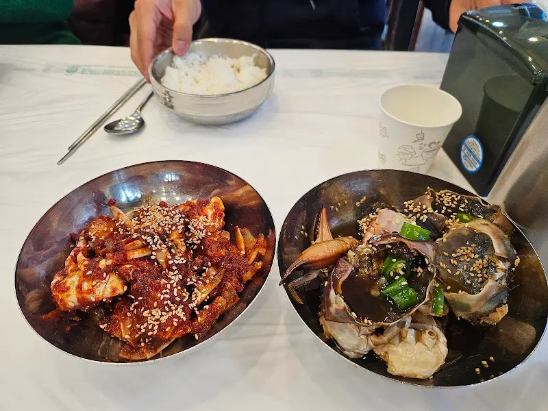 간장게장과 양념게장의 클로즈업 샷