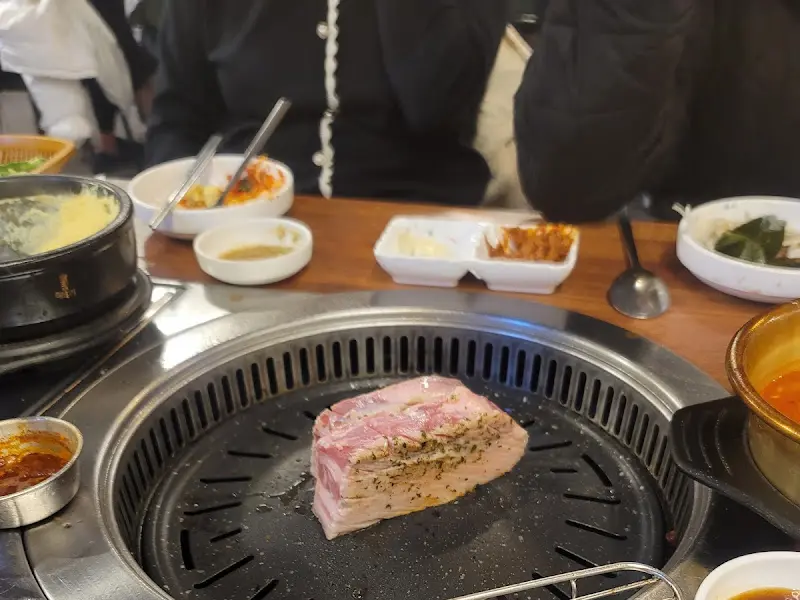 기본 반찬과 고기가 세팅된 테이블