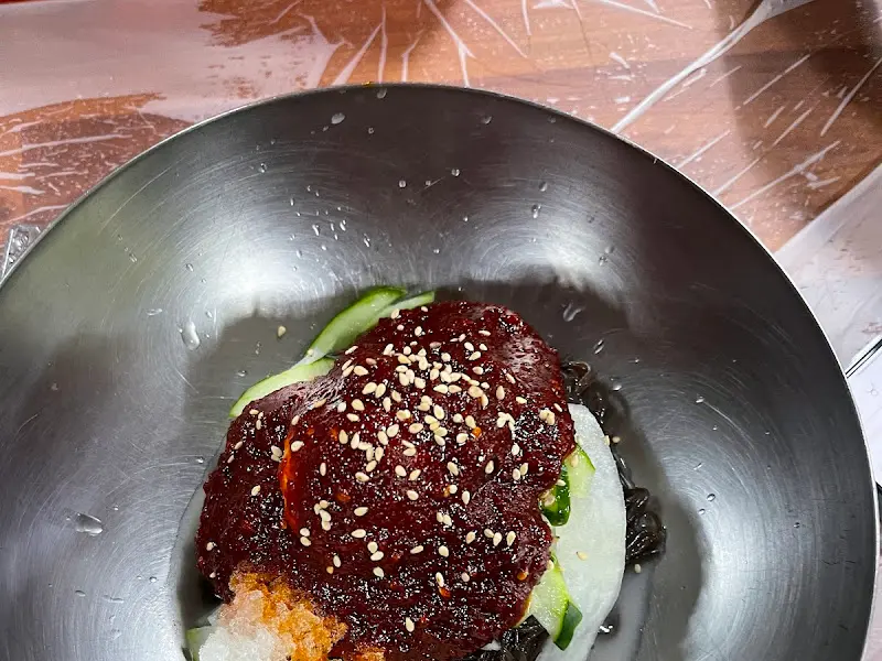 비빔냉면 위에 뿌려진 깨소금