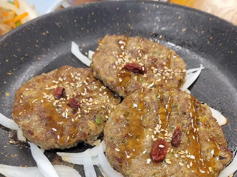 윤기가 흐르는 떡갈비