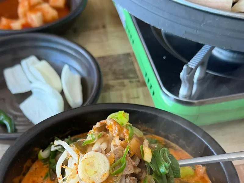 국밥을 떠먹는 모습