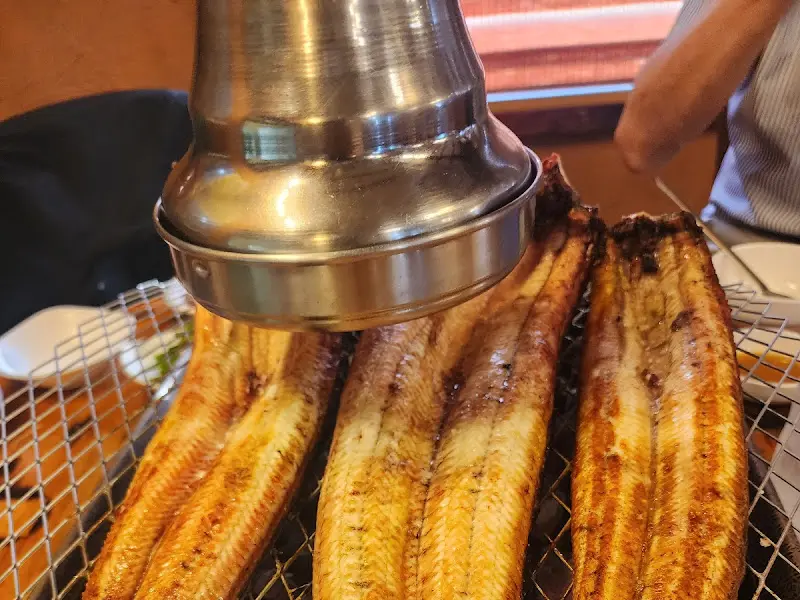 숯불 위에서 노릇하게 익어가는 장어