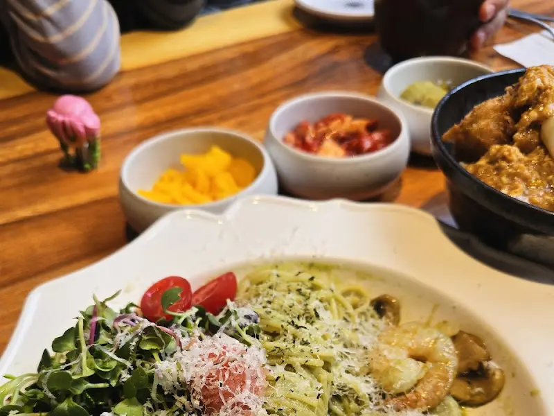 파스타와 샐러드가 함께 나오는 메뉴