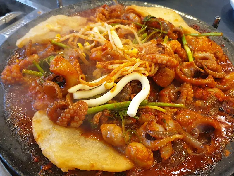 스파게티 면과 함께 볶아진 쭈꾸미