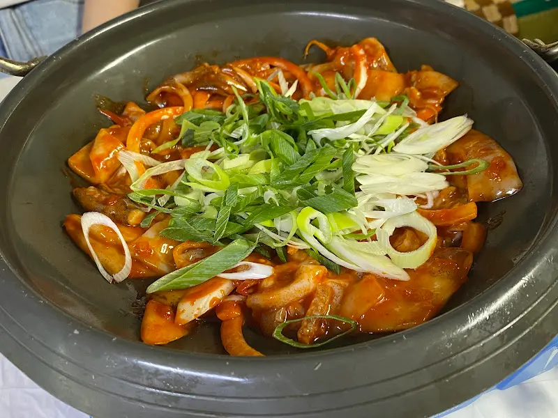 매콤달콤한 양념이 입맛을 돋우는 오징어 불고기