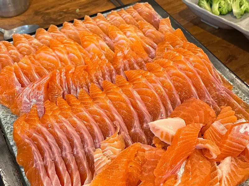 접시에 담긴 송어회