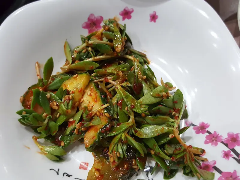 싱싱한 쌈 채소와 함께 즐기는 삼겹살