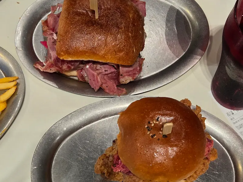 파스트라미 샌드위치와 햄버거
