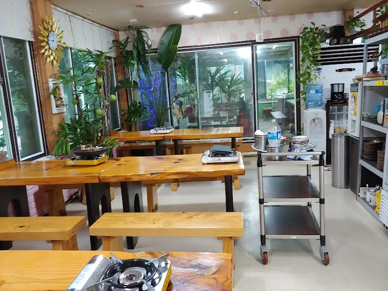 테이블과 의자가 놓여 있는 식당 내부