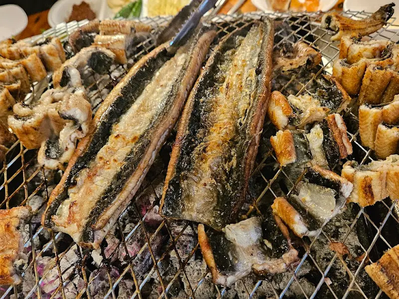 가지런히 놓여진 장어구이