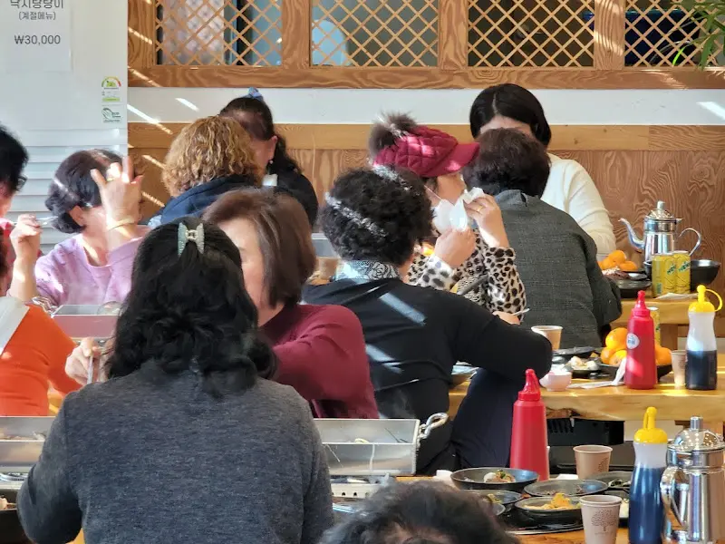 식당 내부에서 식사하는 손님들의 모습