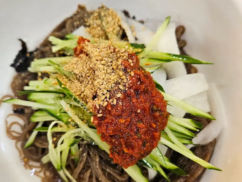 비빔 막국수의 강렬한 비주얼