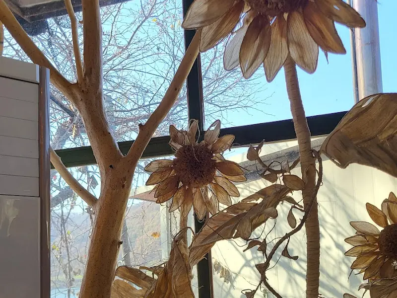 식당 창가에 장식된 조화